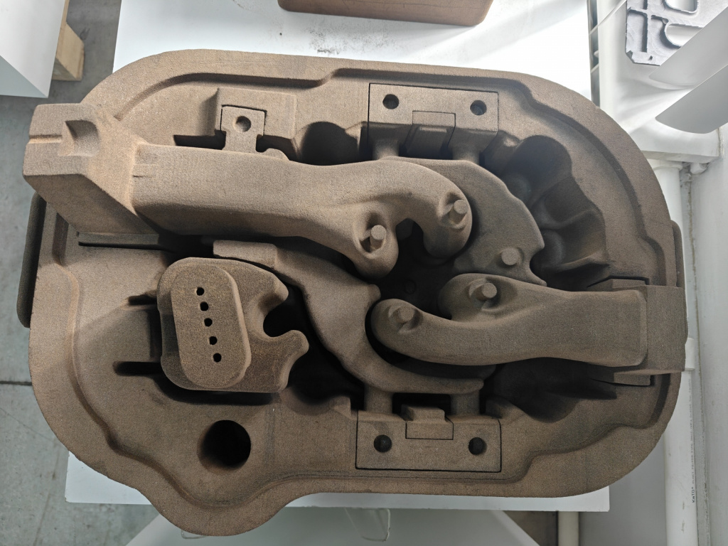 Песчаная форма с несколькими стержнями внутри.jpg