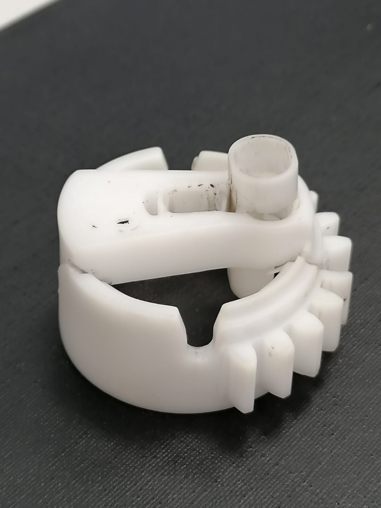 Склеенная сломанная пластиковая деталь для 3D-сканирования и реверс-инжиниринга