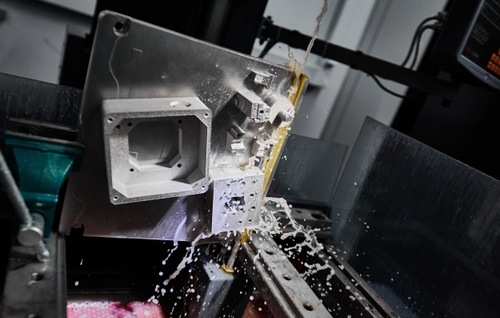 деталь срезают с платформы