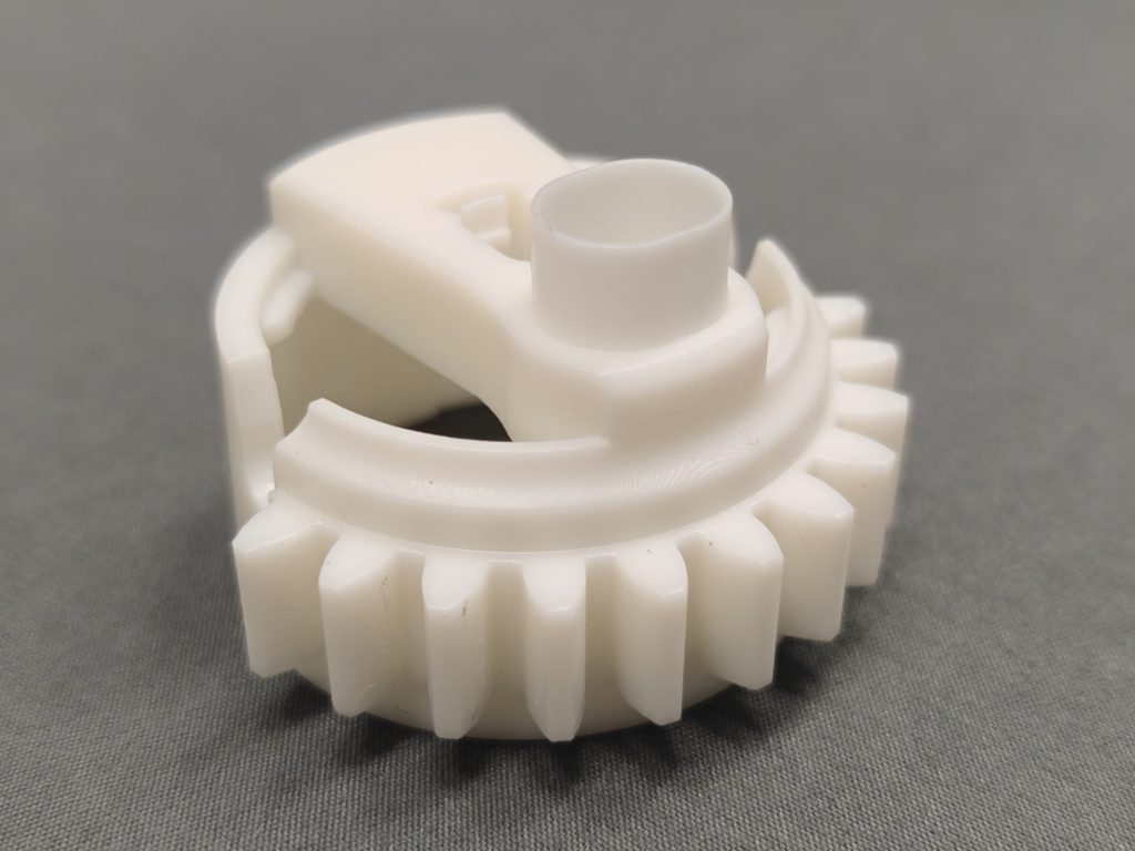 Готовые пластиковые детали, напечатанные на 3D-принтере SLA из фотополимера