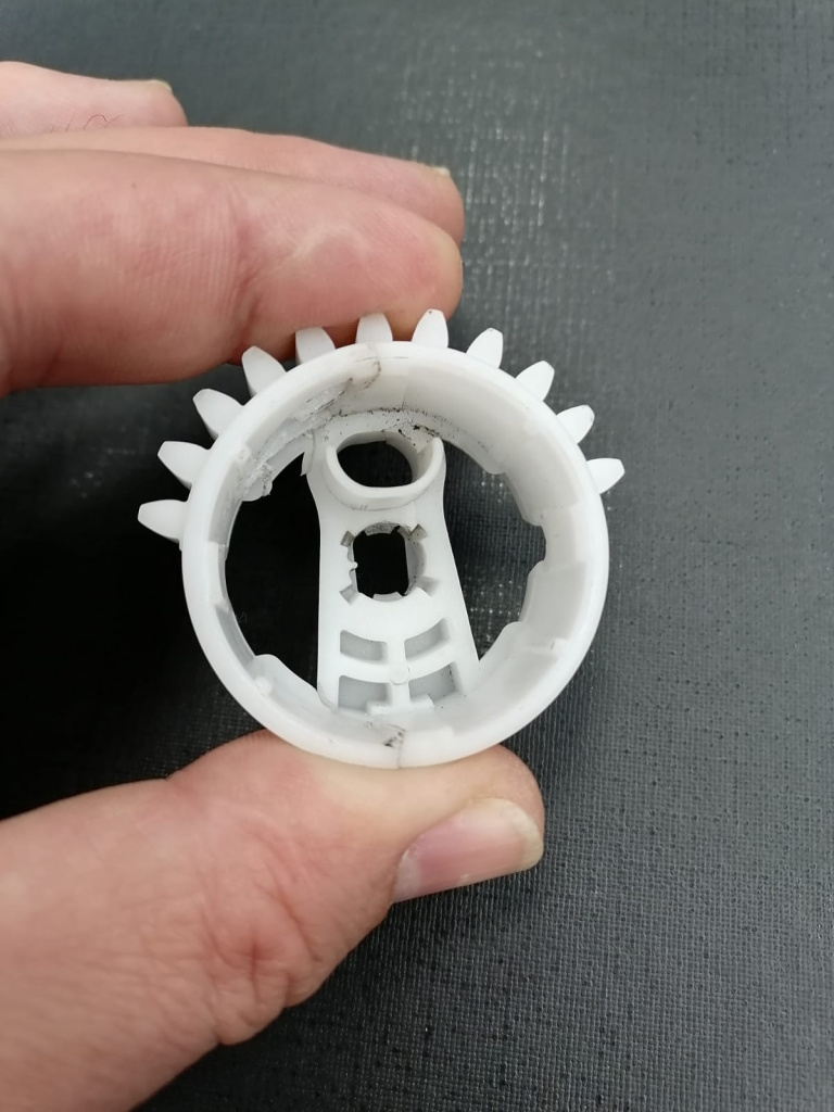 Склеенная сломанная пластиковая деталь для 3D-сканирования и реверс-инжиниринга