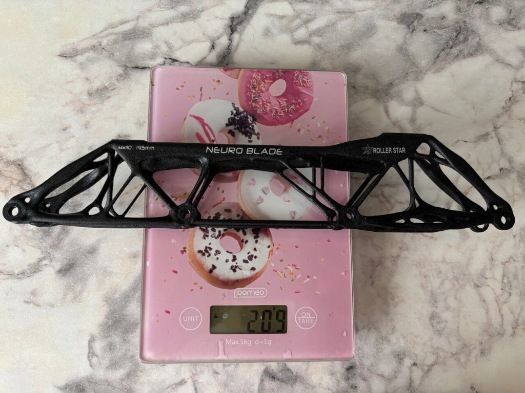Рама Neuro Blade от Roller Star на весах. 209 грамм.jpg