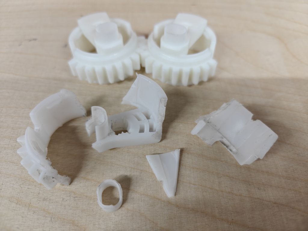 Фрагменты детали, подготовленные для сканирования на Scantech Magic