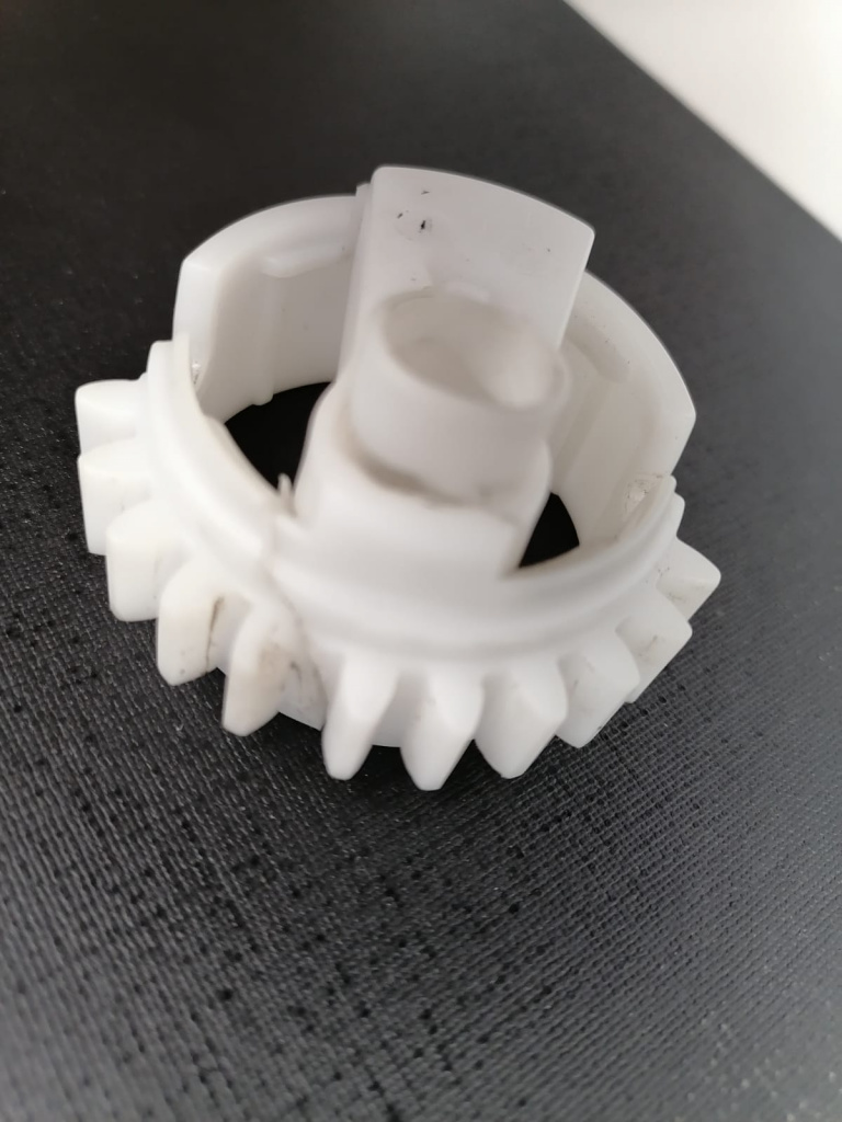 Склеенная сломанная пластиковая деталь для 3D-сканирования и реверс-инжиниринга