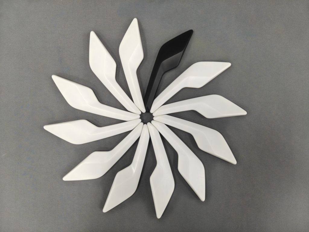 Партия накладок на диски после 3D-печати на заказ из ABS-пластика